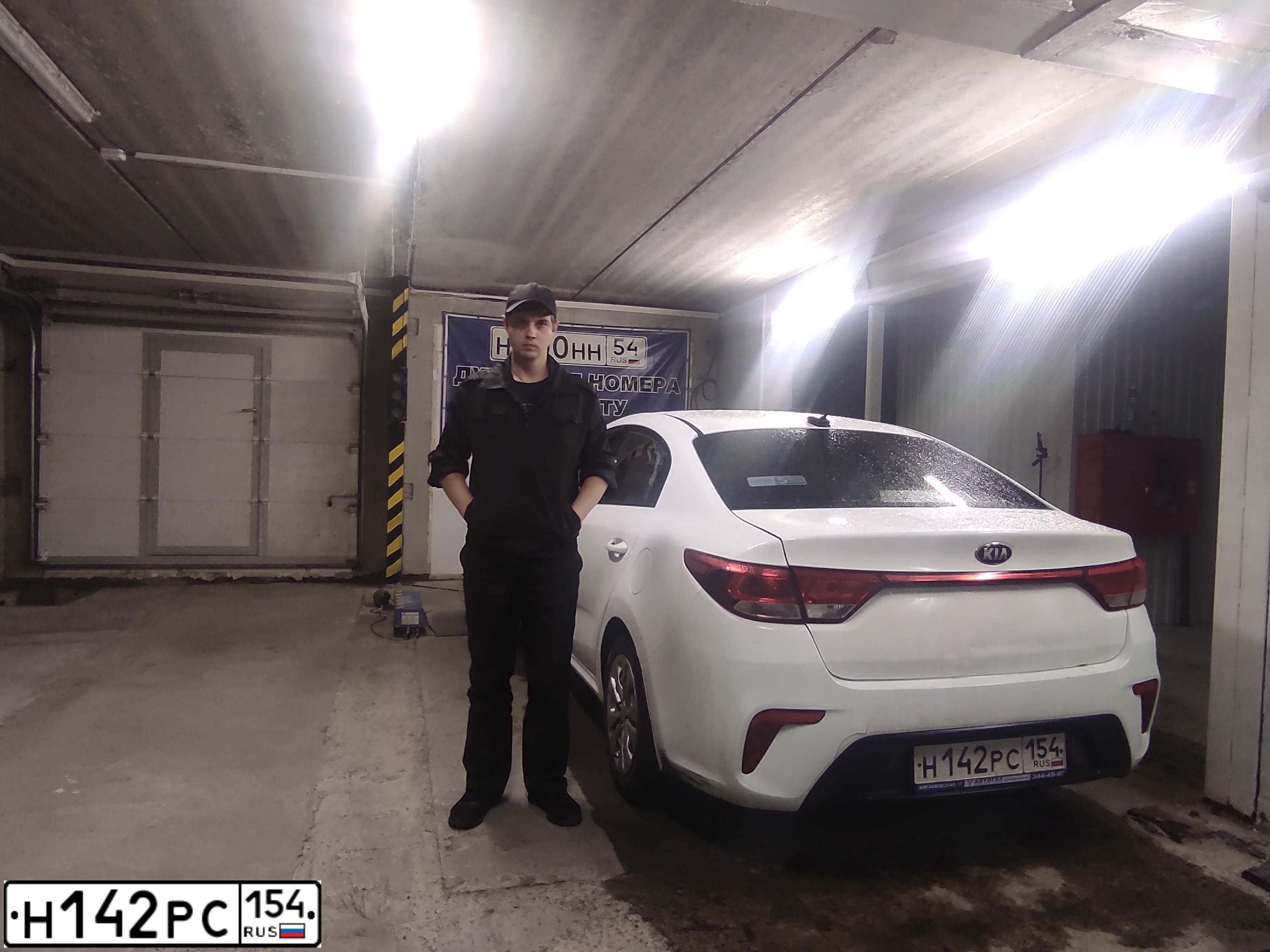 Фото автомобиля KIA RIO, 2019 — госномер Р930СС70. Цвет: БЕЛЛЫЙ