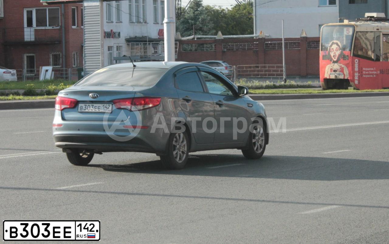 Фото автомобиля KIA RIO, 2015 — госномер В303ЕЕ142. Цвет: голубой