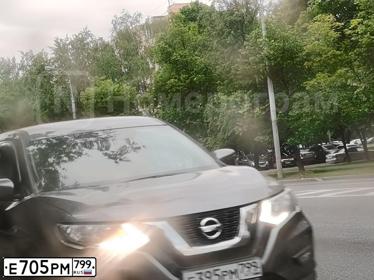 Фото автомобиля PEUGEOT 3008, 2018 — госномер Е705РМ799. Цвет: ТЕМНО-СЕРЫЙ