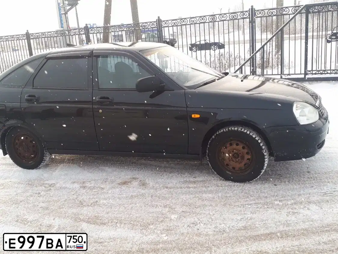 Фото автомобиля LADA 2190 GRANTA, 2014 — госномер Е997ВА750. Цвет: серебристо-темно-серый