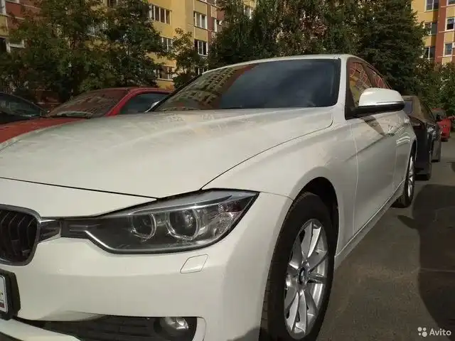 Фото автомобиля BMW 316I, 2014 — госномер Р709МА70. Цвет: Белый