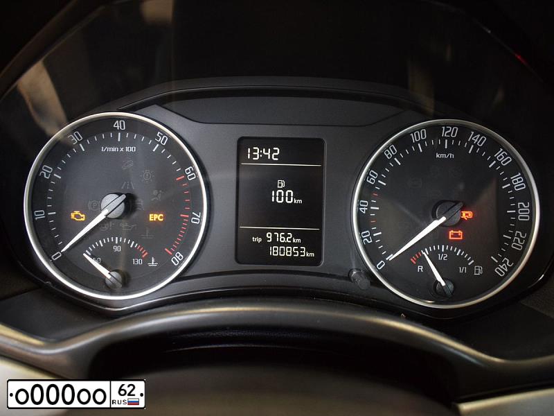 Фото автомобиля MERCEDES E-KLASSE, 2019 — госномер Е702ВМ62. Цвет: ЧЕРНЫЙ