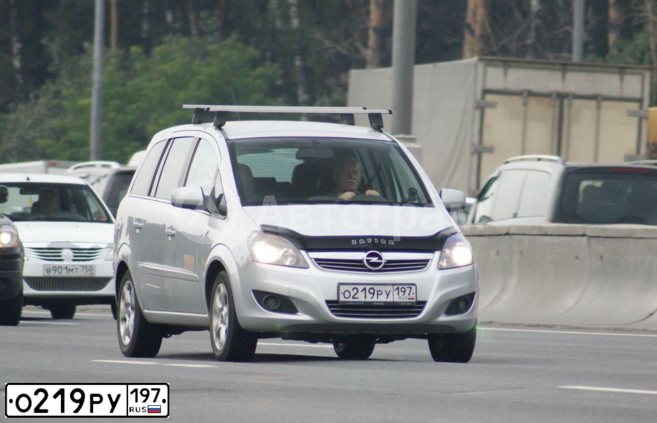 Фото автомобиля OPEL ZAFIRA, 2011 — госномер О219РУ197. Цвет: СЕРЫЙ