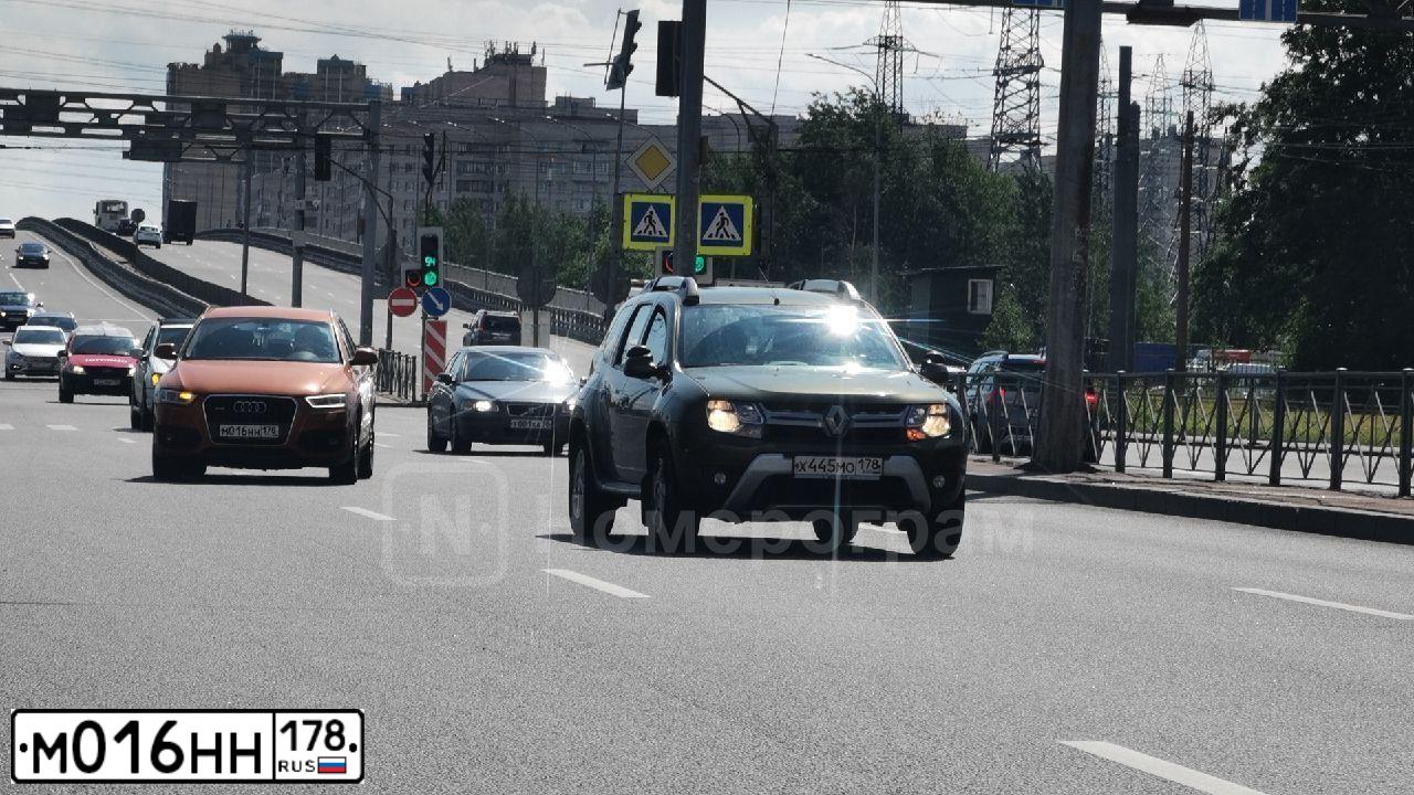 Фото автомобиля AUDI Q3, 2012 — госномер К628КТ147. Цвет: Оранжевый