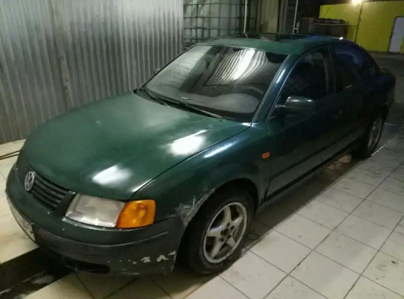 Фото автомобиля VOLKSWAGEN PASSAT, 1997 — госномер К407РТ18. Цвет: ЗЕЛЕНЫЙ