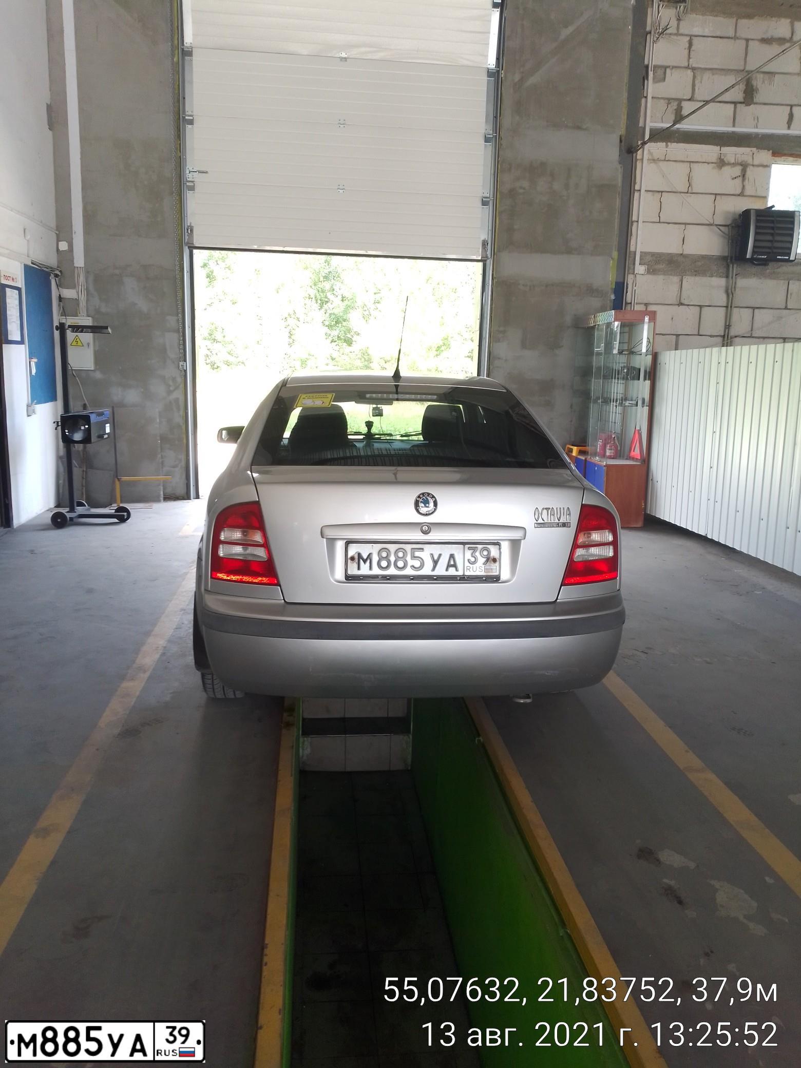 Фото автомобиля SKODA OCTAVIA, 2002 — госномер М885УА39. Цвет: СЕРЕБРИСТЫЙ