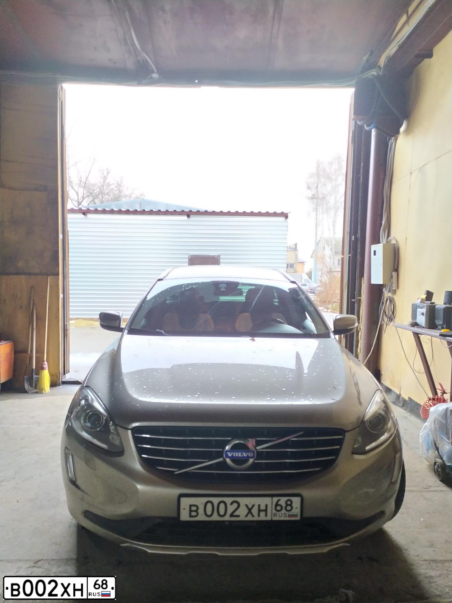 Фото автомобиля VOLVO XC60, 2014 — госномер В002ХН68. Цвет: БЕЖЕВЫЙ