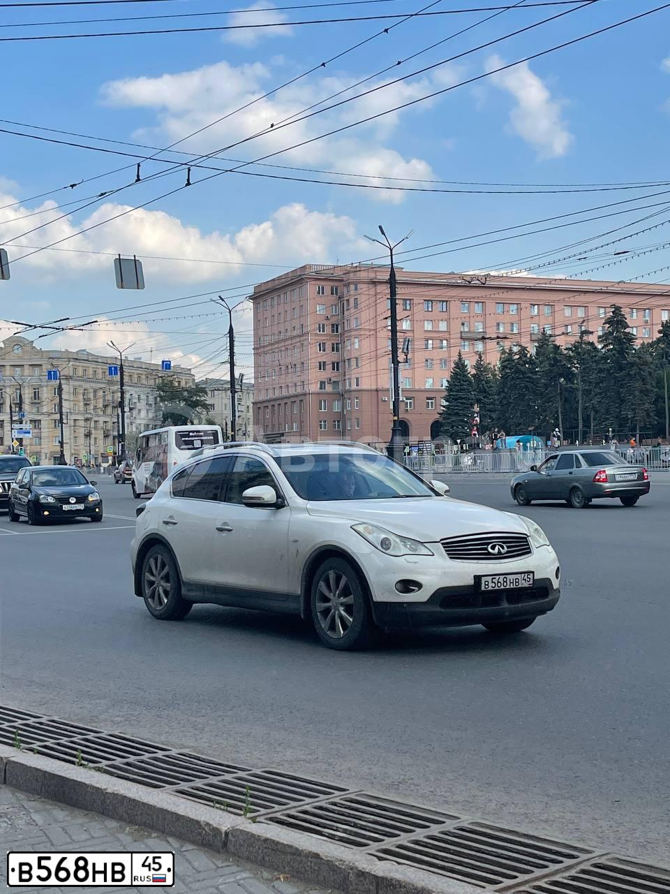 Фото автомобиля INFINITI QX50 /EX/, 2009 — госномер М402ХР32. Цвет: Белый