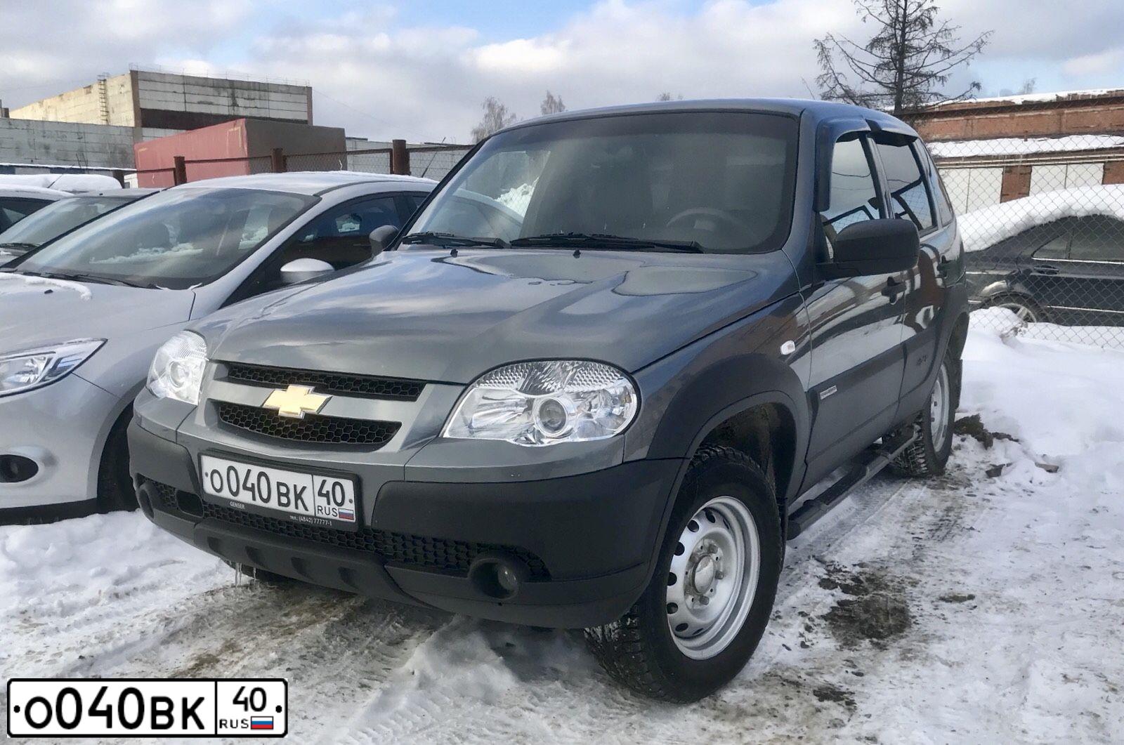 Фото автомобиля CHEVROLET T NIVA, 2017 — госномер О905ОЕ40. Цвет: ТЕМНО-СЕРЫЙ МЕТАЛЛИК