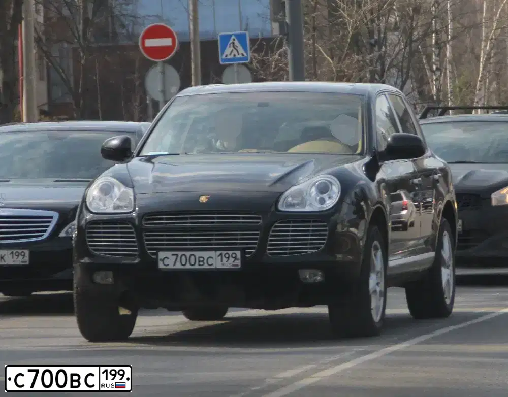 Фото автомобиля PORSCHE CAYENNE, 2006 — госномер С700ВС199. Цвет: ЧЕРНЫЙ