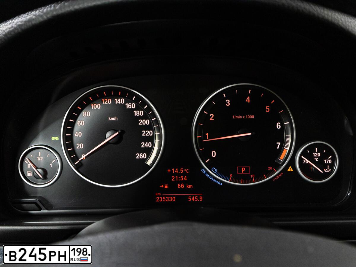 Фото автомобиля BMW 528, 2012 — госномер У542ЕЕ198. Цвет: ТЕМНО-СЕРЫЙ