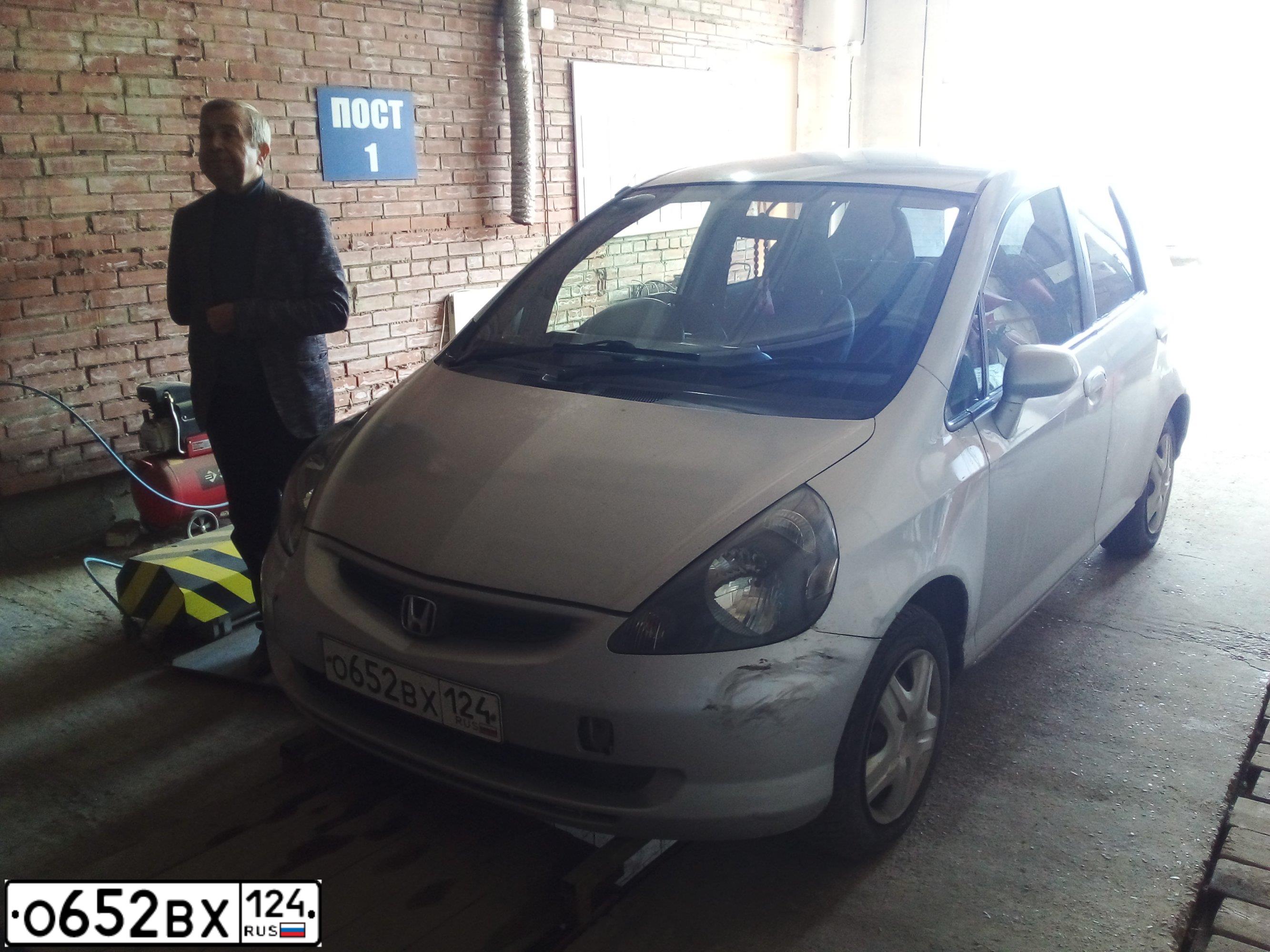 Фото автомобиля HONDA FIT, 2002 — госномер О652ВХ124