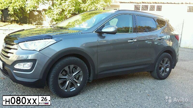 Фото автомобиля HYUNDAI SANTA FE, 2012 — госномер Н080ХХ26. Цвет: СЕРЫЙ