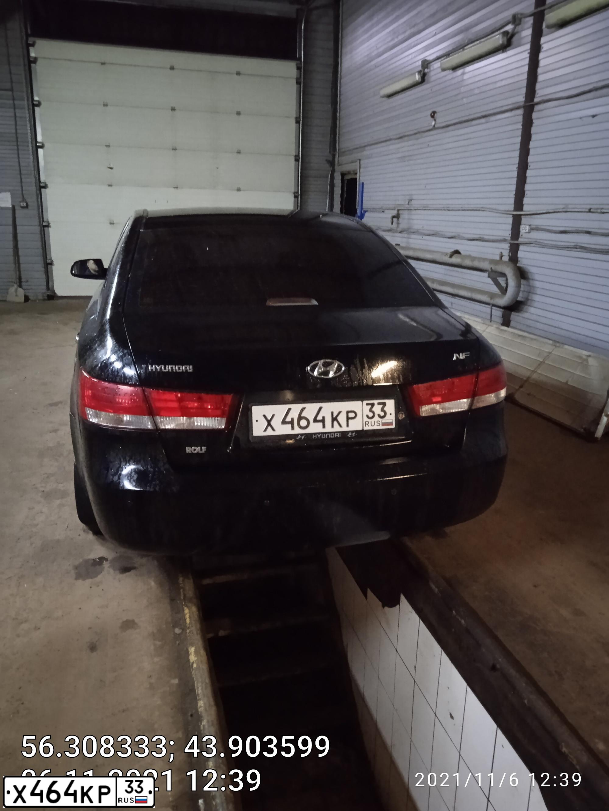 Фото автомобиля HYUNDAI SONATA, 2005 — госномер Х464КР33. Цвет: ЧЕРНЫЙ