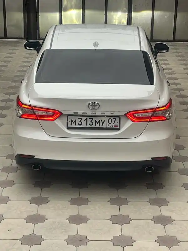 Фото автомобиля TOYOTA CAMRY, 2020 — госномер М732ВТ181. Цвет: Белый