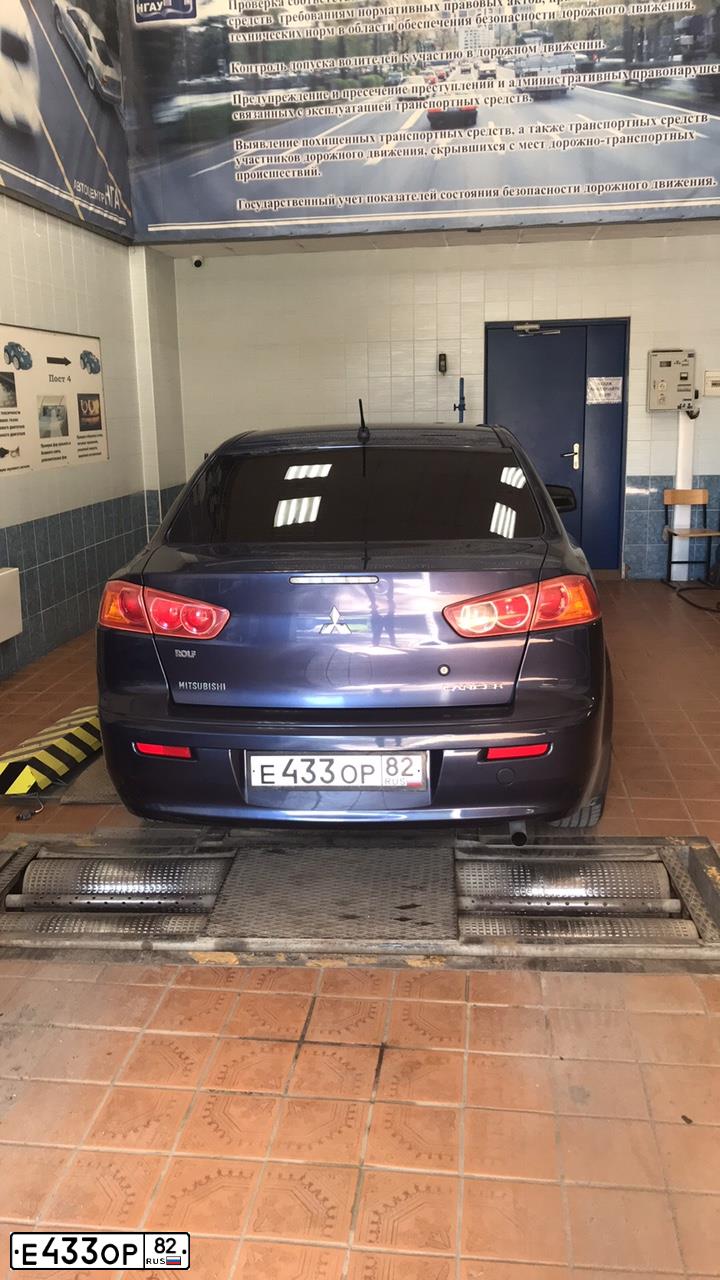 Фото автомобиля MITSUBISHI LANCER, 2010 — госномер Е433ОР82. Цвет: СЕРЫЙ