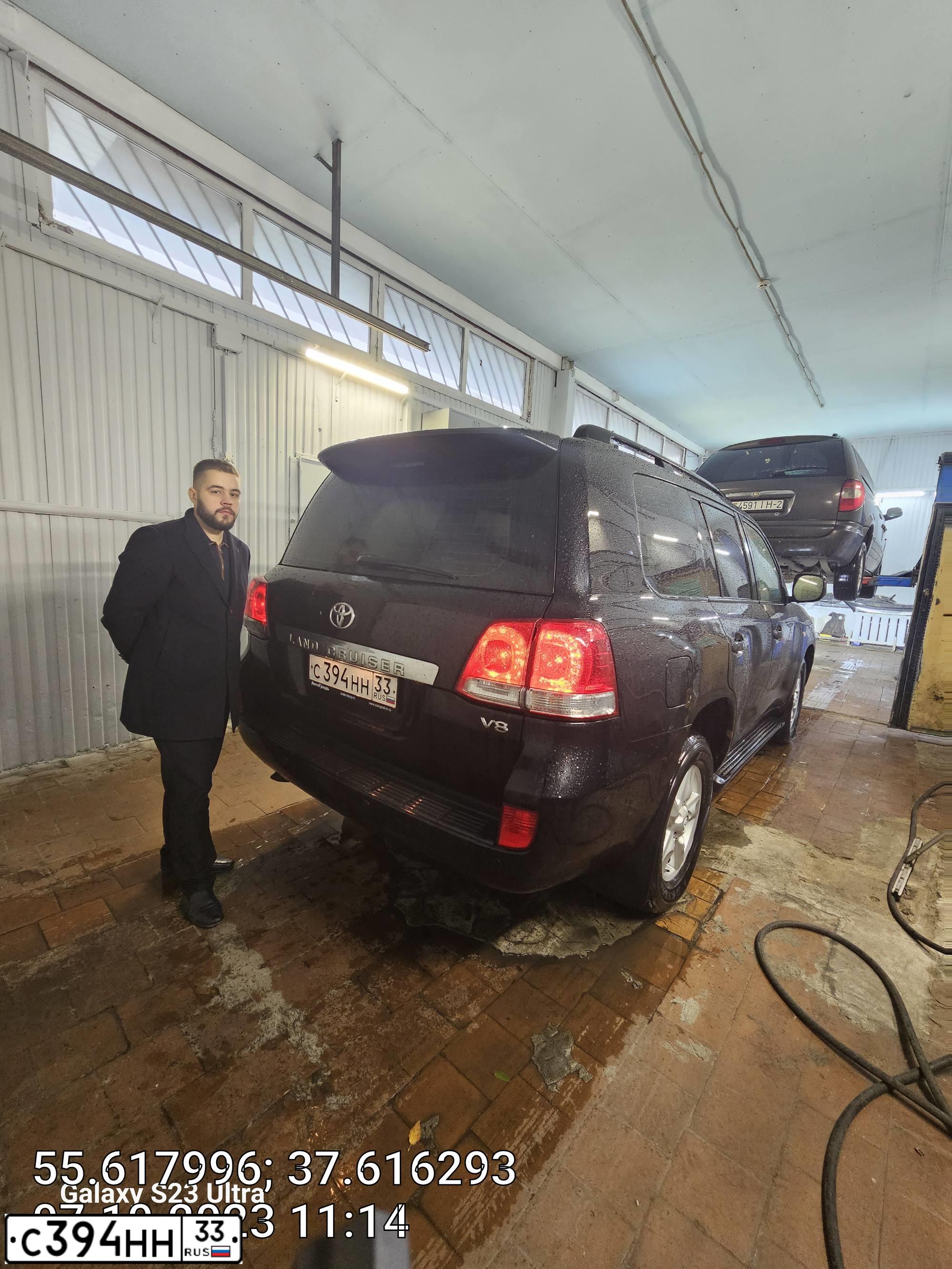 Фото автомобиля TOYOTA LANDCRUISER 200, 2010 — госномер Р689АТ977. Цвет: ЧЕРНЫЙ