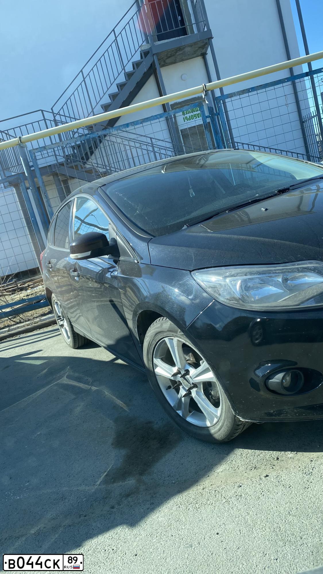 Фото автомобиля FORD FOCUS, 2013 — госномер В044СК89. Цвет: ЧЕРНЫЙ