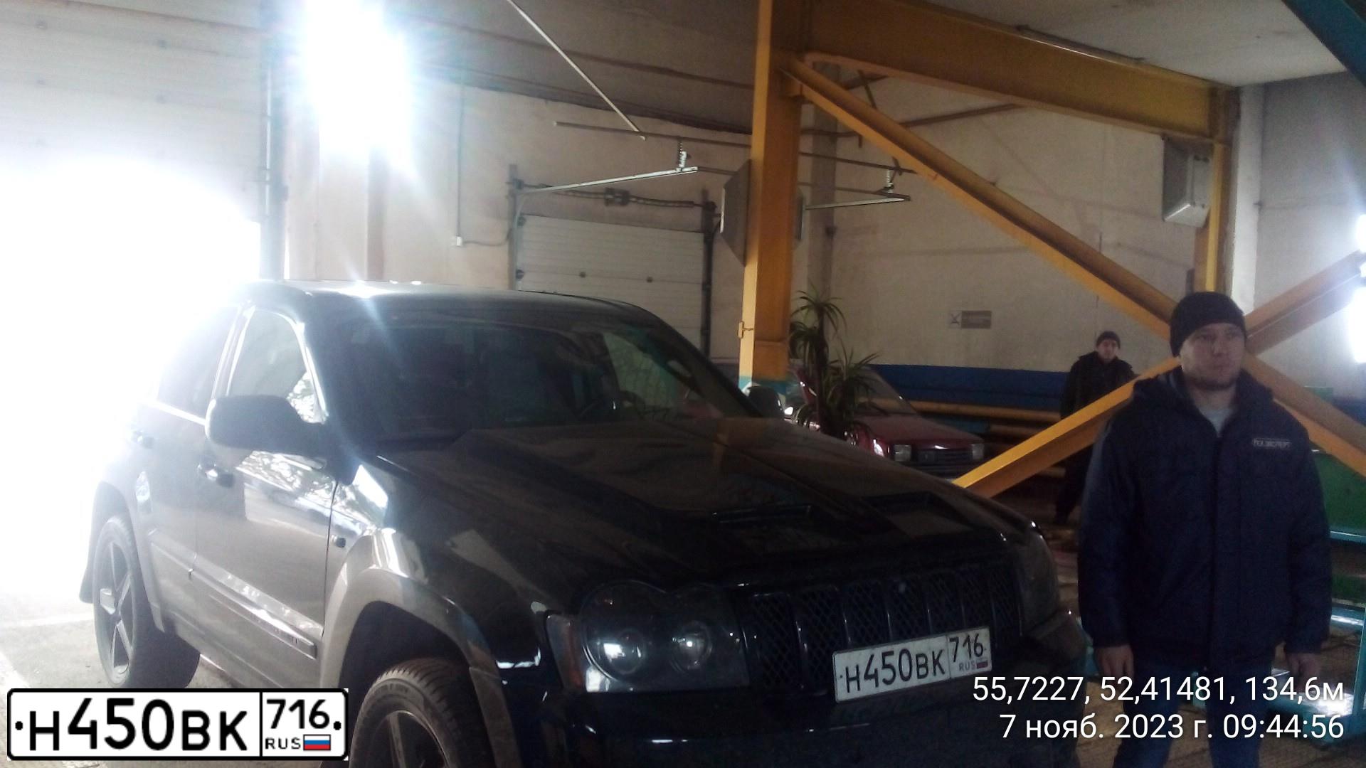 Фото автомобиля JEEP GRAND CHEROKEE, 2006 — госномер Е777ОХ10. Цвет: ЧЕРНЫЙ