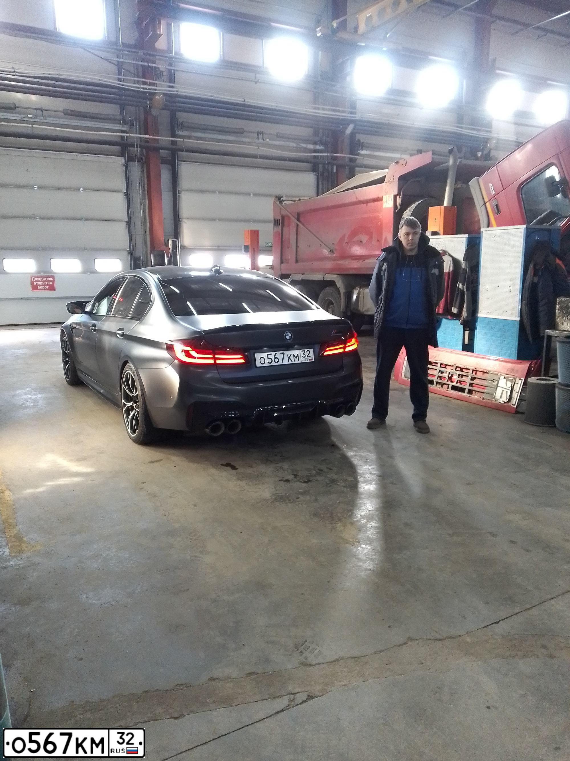 Фото автомобиля BMW M5, 2019 — госномер О567КМ32. Цвет: СЕРЫЙ