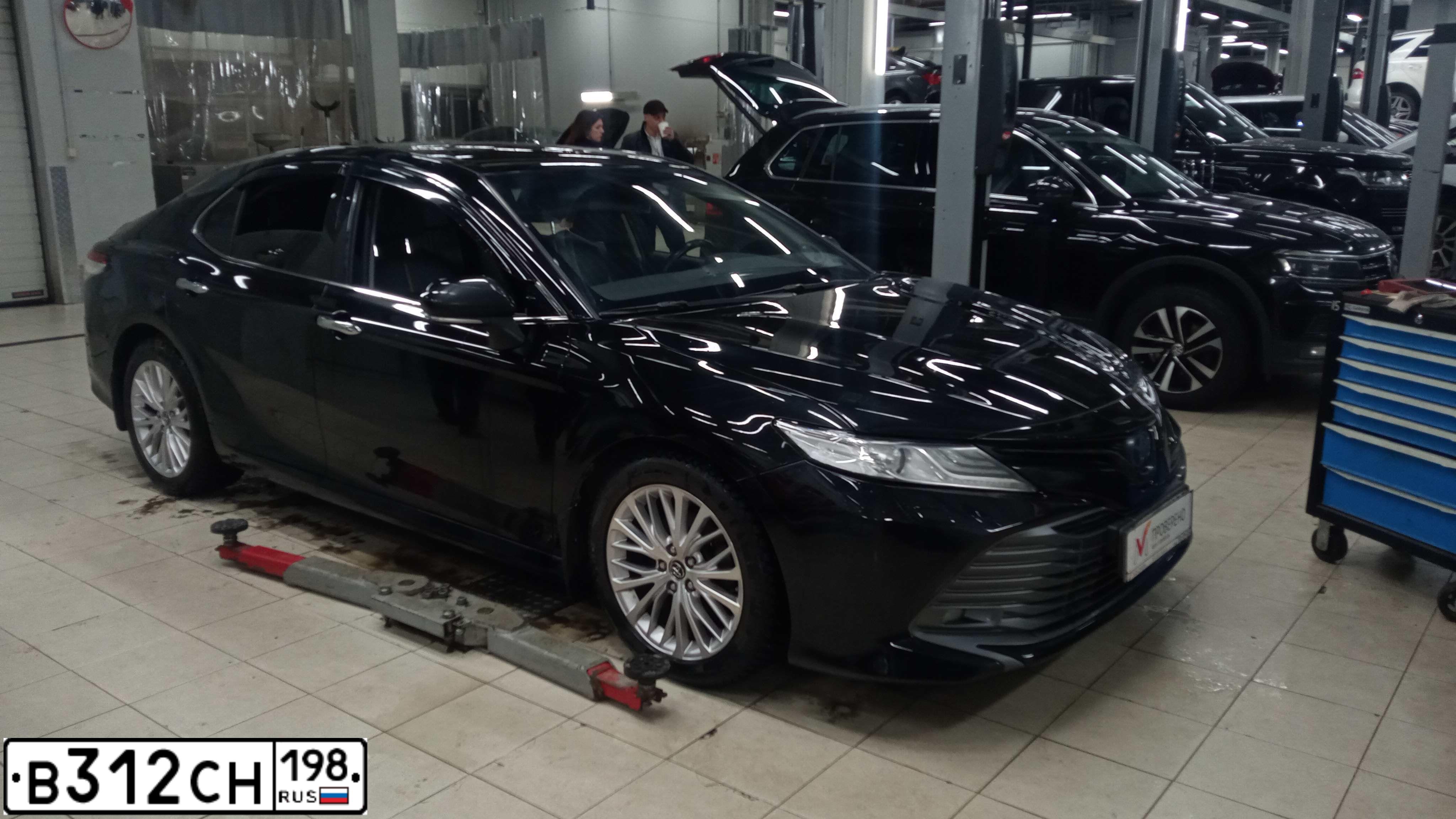 Фото автомобиля TOYOTA CAMRY, 2019 — госномер В312СН198. Цвет: ЧЕРНЫЙ МЕТАЛЛИК