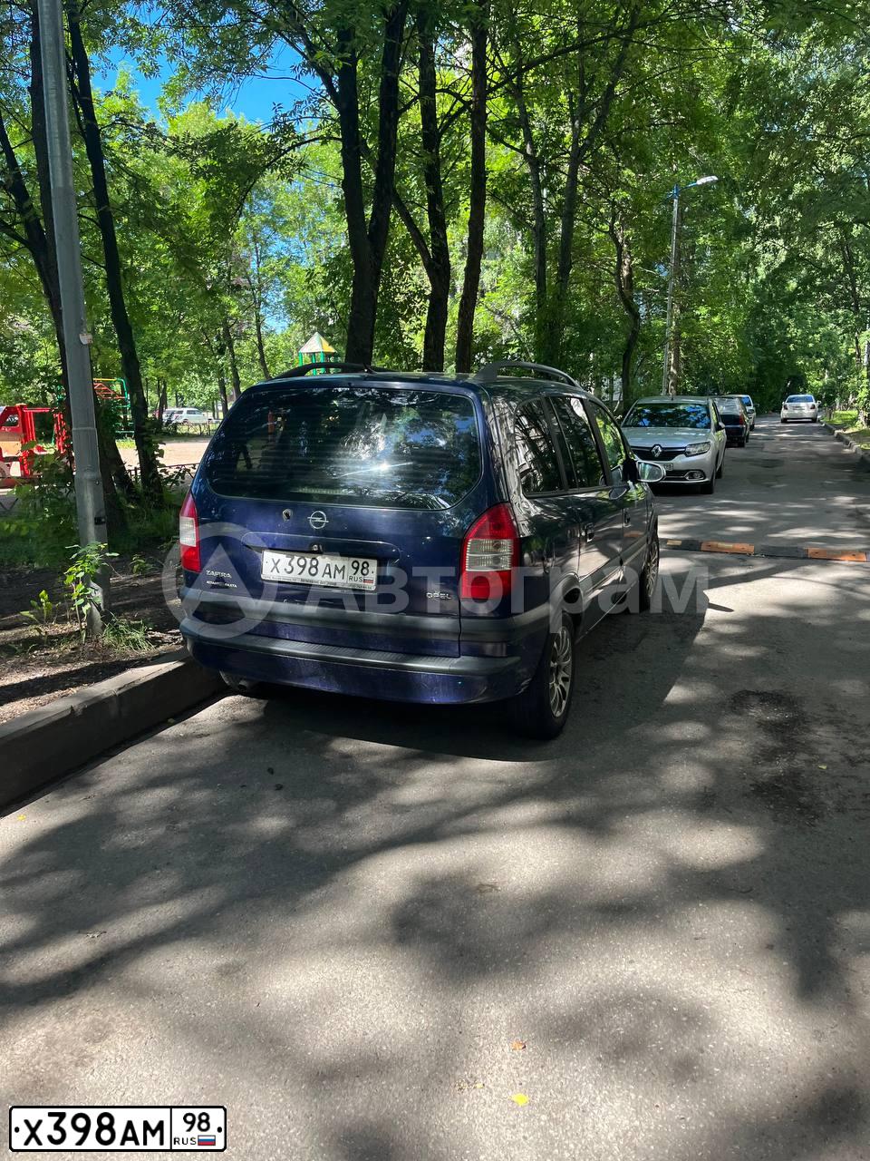 Фото автомобиля OPEL ZAFIRA, 2005 — госномер Х398АМ98. Цвет: синий