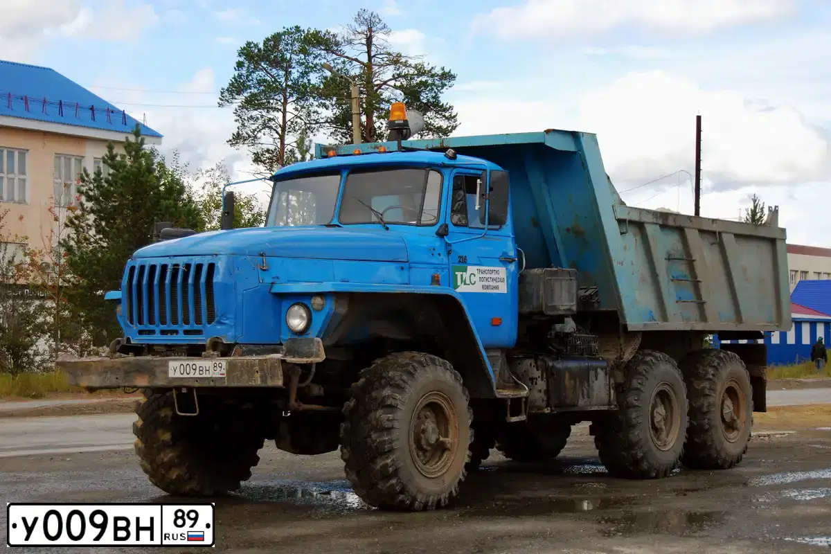 Фото автомобиля URAL 5557 /6X6/, 2008 — госномер У009ВН89. Цвет: голубой