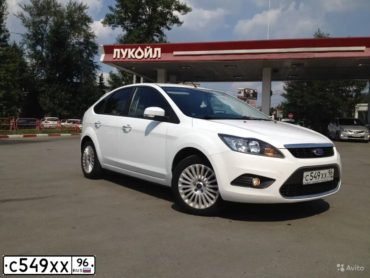 Фото автомобиля FORD FOCUS, 2011 — госномер С549ХХ96. Цвет: БЕЛЫЙ