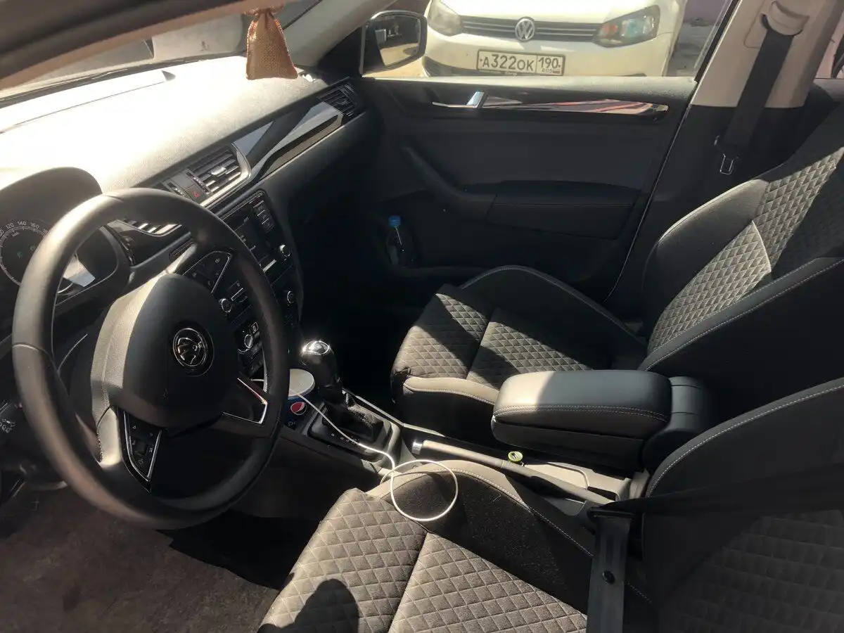 Фото автомобиля VOLKSWAGEN POLO, 2011 — госномер А322ОК190. Цвет: БЕЛЫЙ
