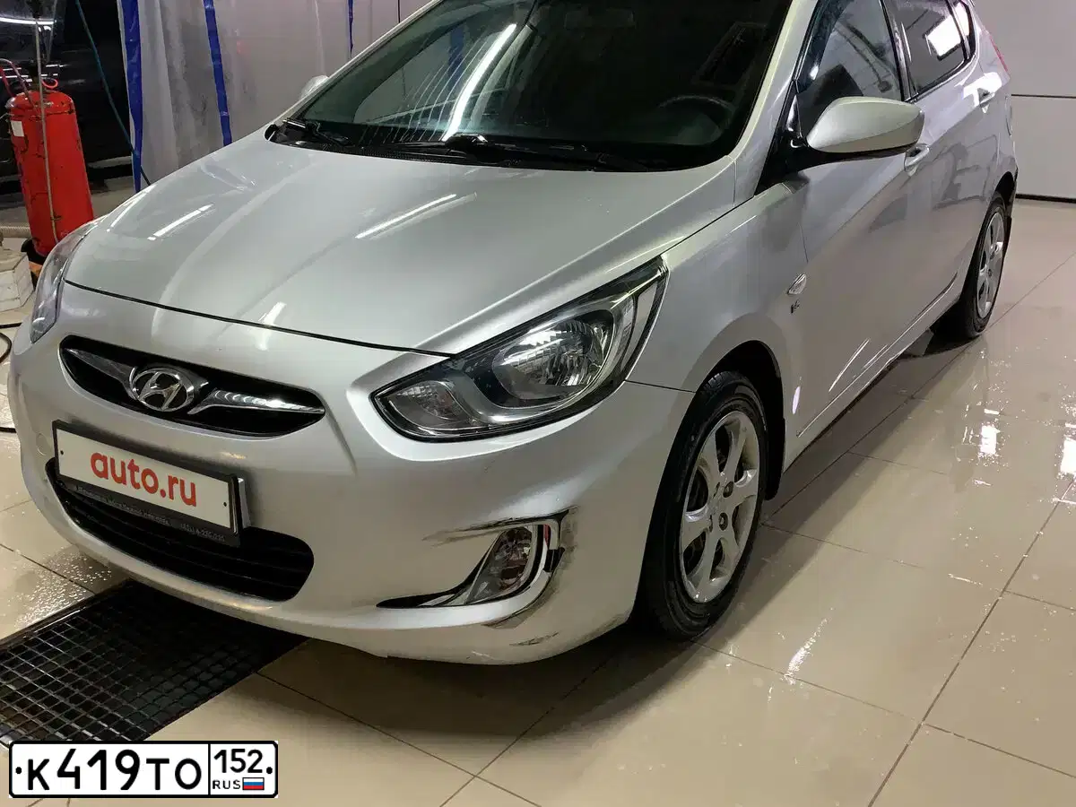 Фото автомобиля HYUNDAI SOLARIS, 2012 — госномер В005ЕЕ252. Цвет: Серебристый