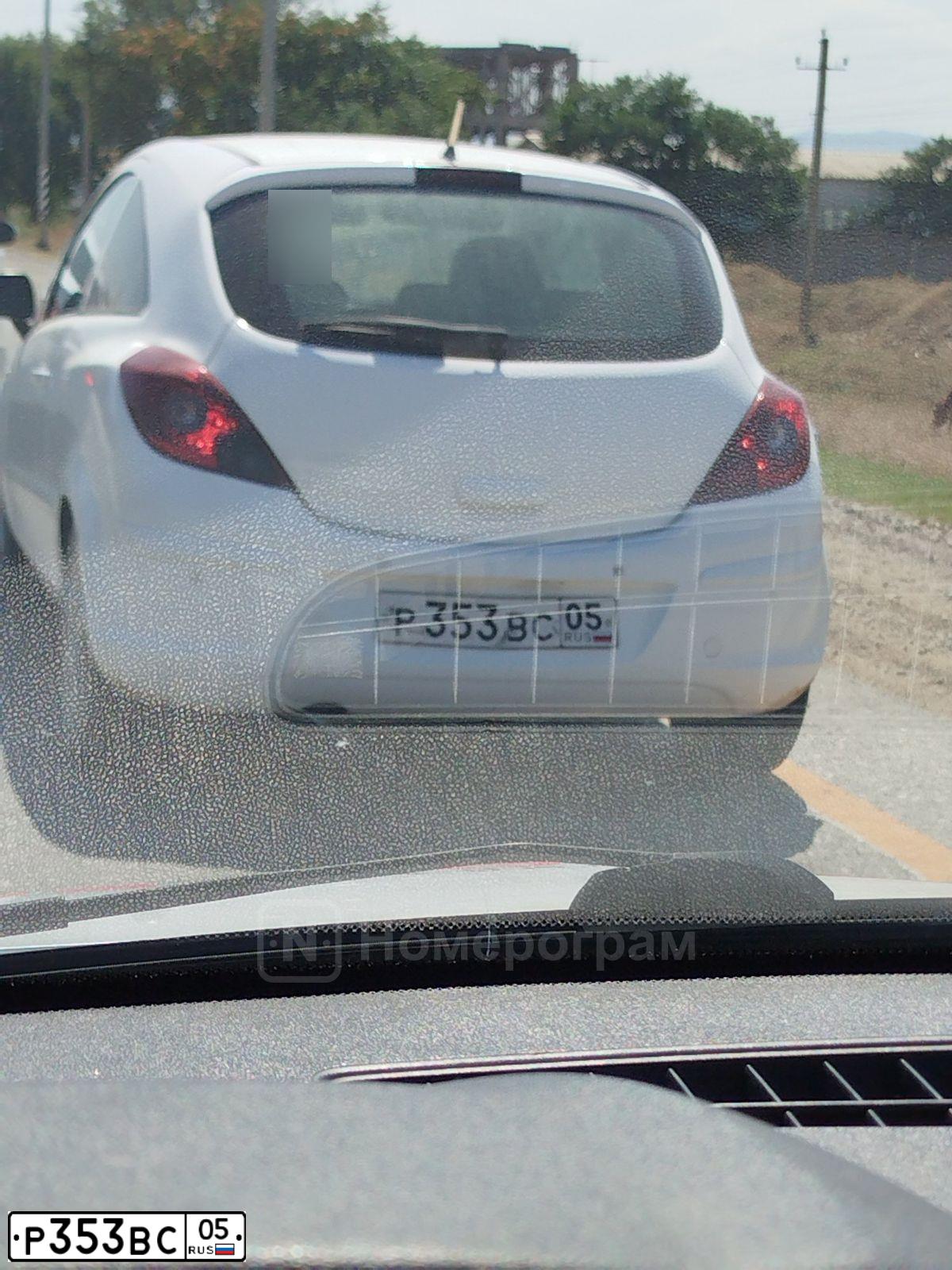 Фото автомобиля OPEL CORSA, 2007 — госномер О424СН178. Цвет: Белый
