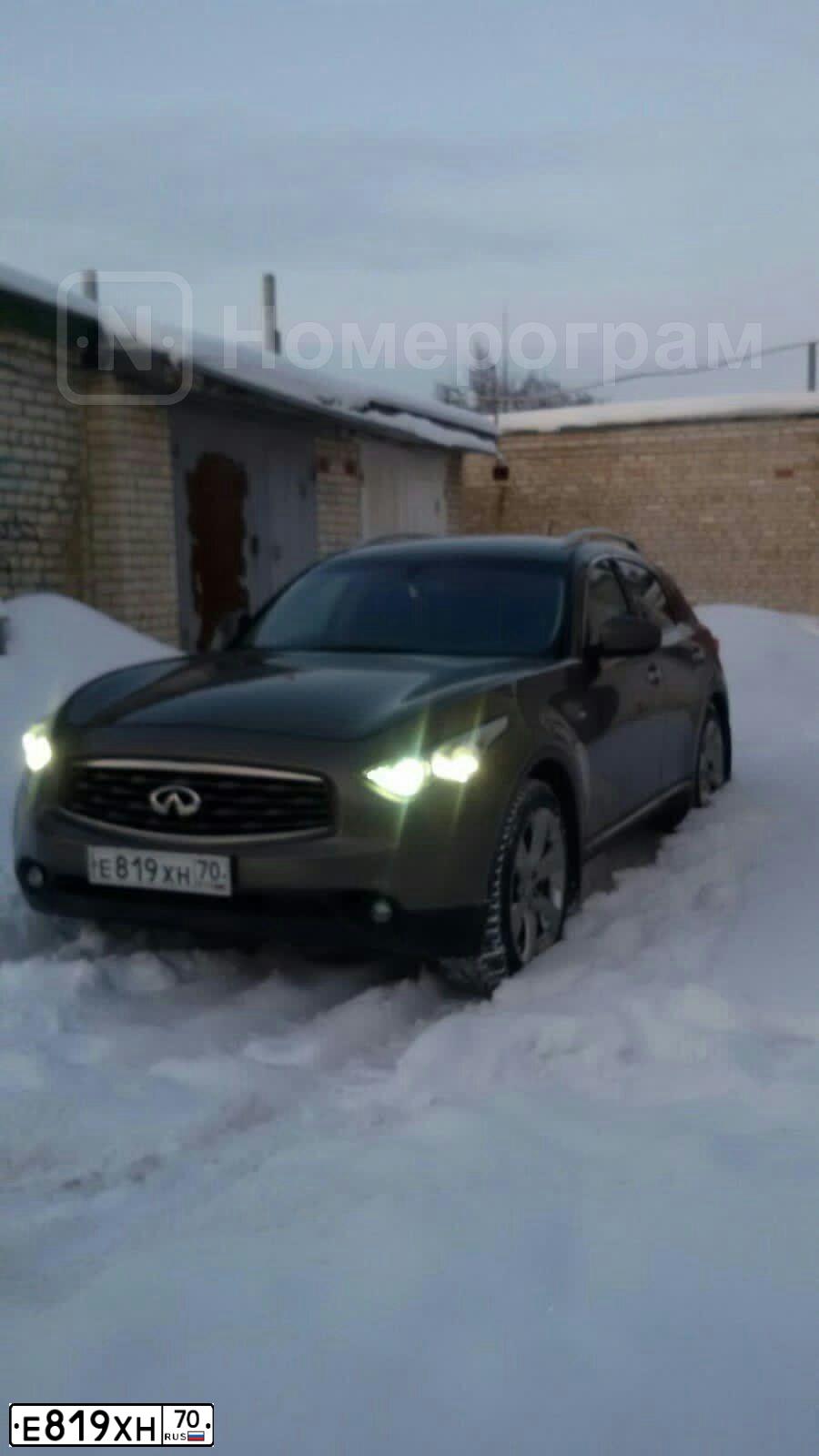 Фото автомобиля INFINITI QX70 /FX/, 2008 — госномер Е819ХН70. Цвет: СЕРО-ЗЕЛЕНЫЙ