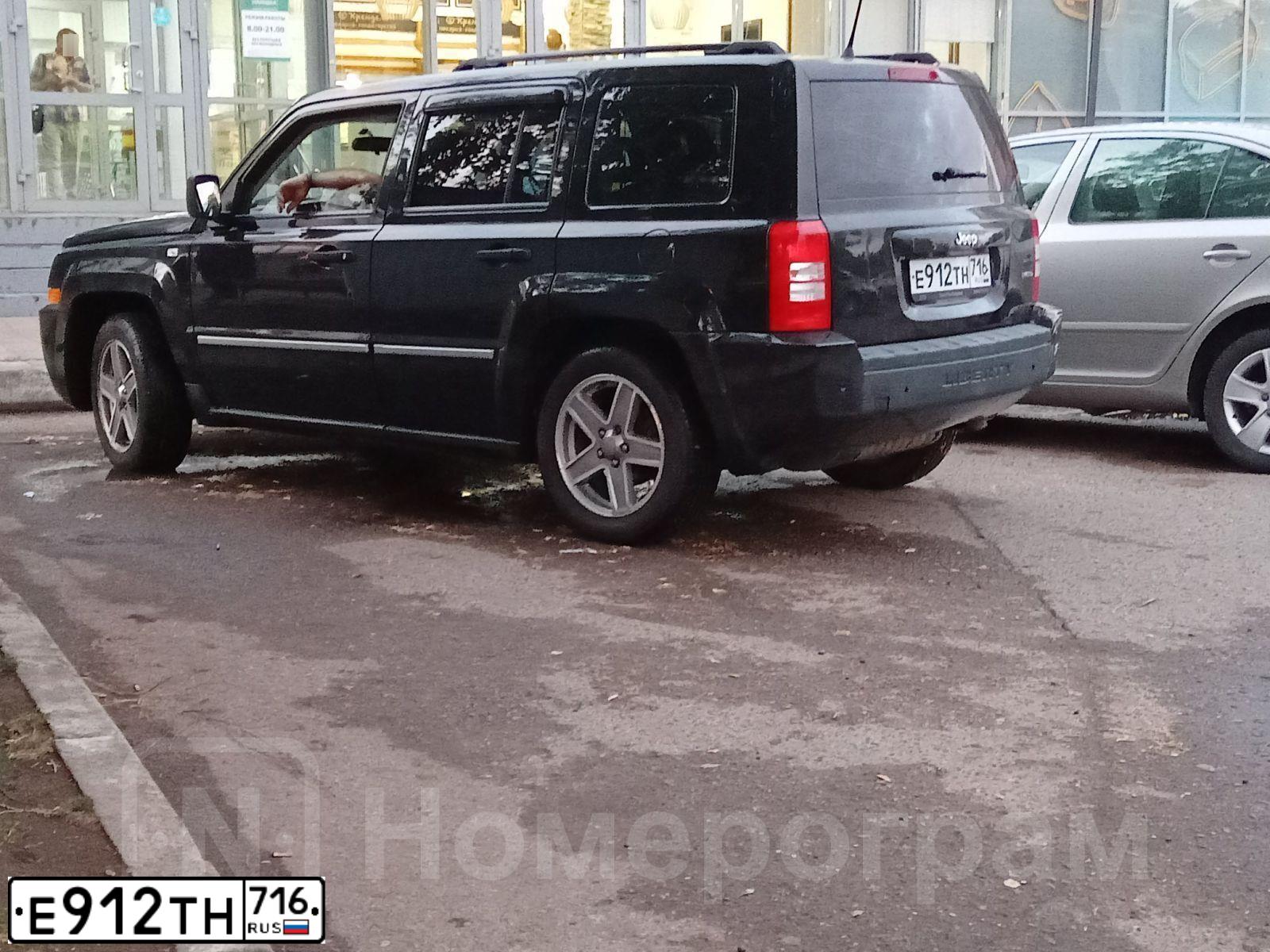 Фото автомобиля JEEP LIBERTY, 2007 — госномер Е912ТН716. Цвет: ЧЕРНЫЙ