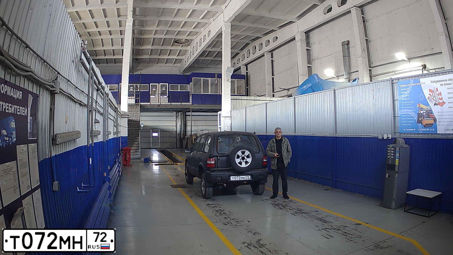Фото автомобиля RENAULT DUSTER, 2016 — госномер Т072МН72. Цвет: СВЕТЛО-СЕРЫЙ