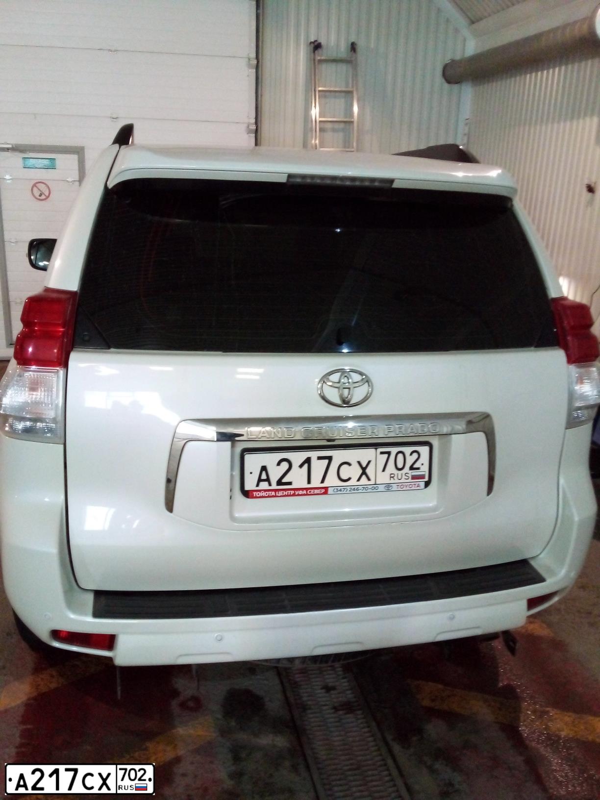 Фото автомобиля TOYOTA LAND CRUISER 150, 2013 — госномер В707ХУ702. Цвет: Белый