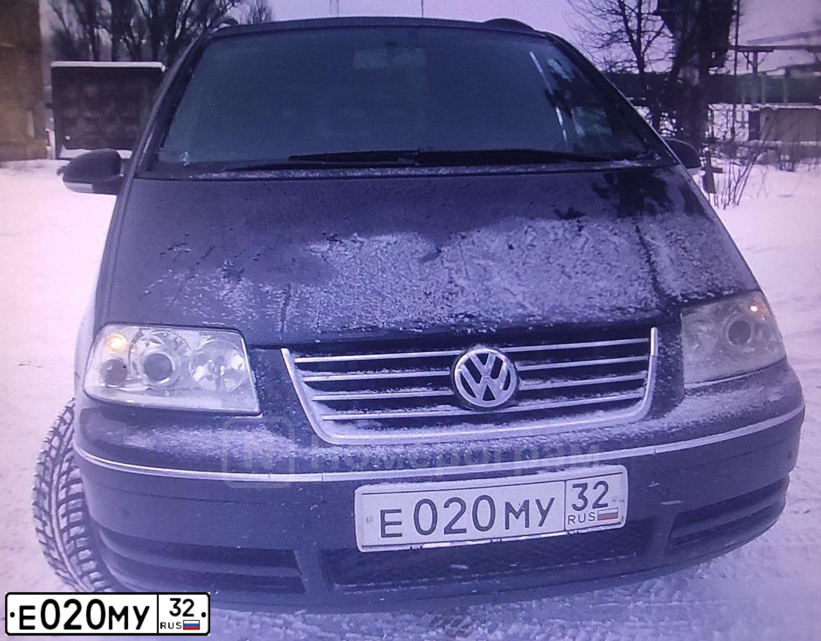 Фото автомобиля VOLKSWAGEN SHARAN, 2004 — госномер Е020МУ32. Цвет: ЧЕРНЫЙ