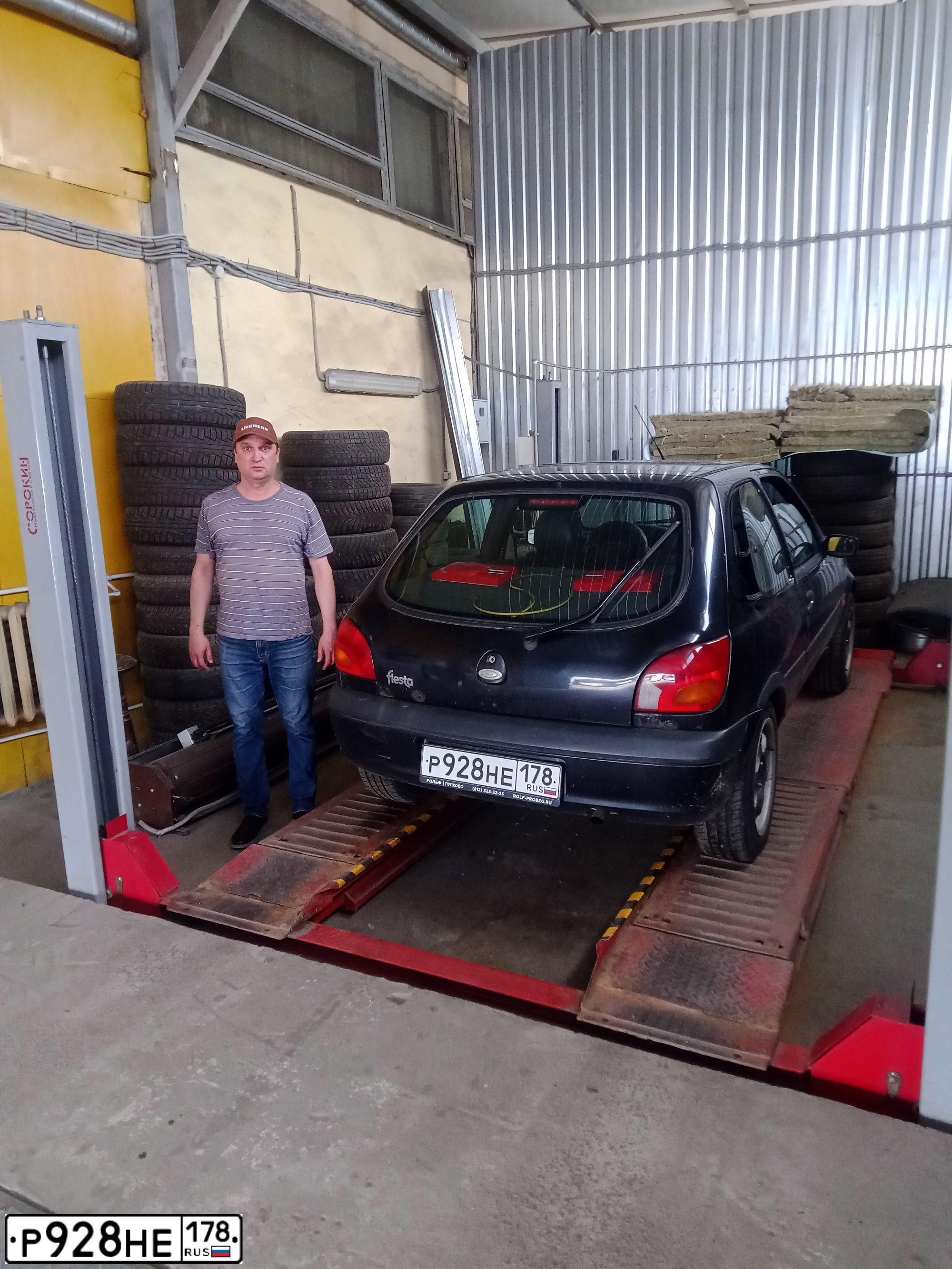 Фото автомобиля FORD FIESTA / ASPIRE, 2001 — госномер Р928НЕ178. Цвет: ЧЕРНЫЙ