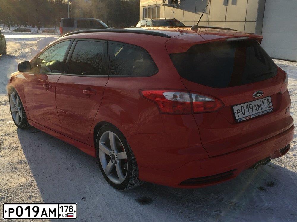 Фото автомобиля FORD FOCUS, 2012 — госномер Р019АМ178. Цвет: Красный