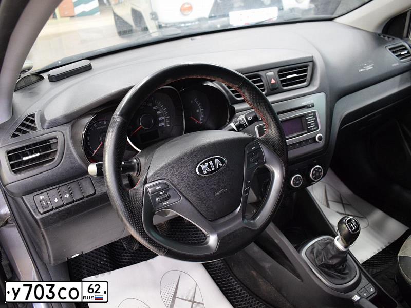 Фото автомобиля KIA RIO, 2016 — госномер М648ОМ62. Цвет: ТЕМНО-СЕРЫЙ