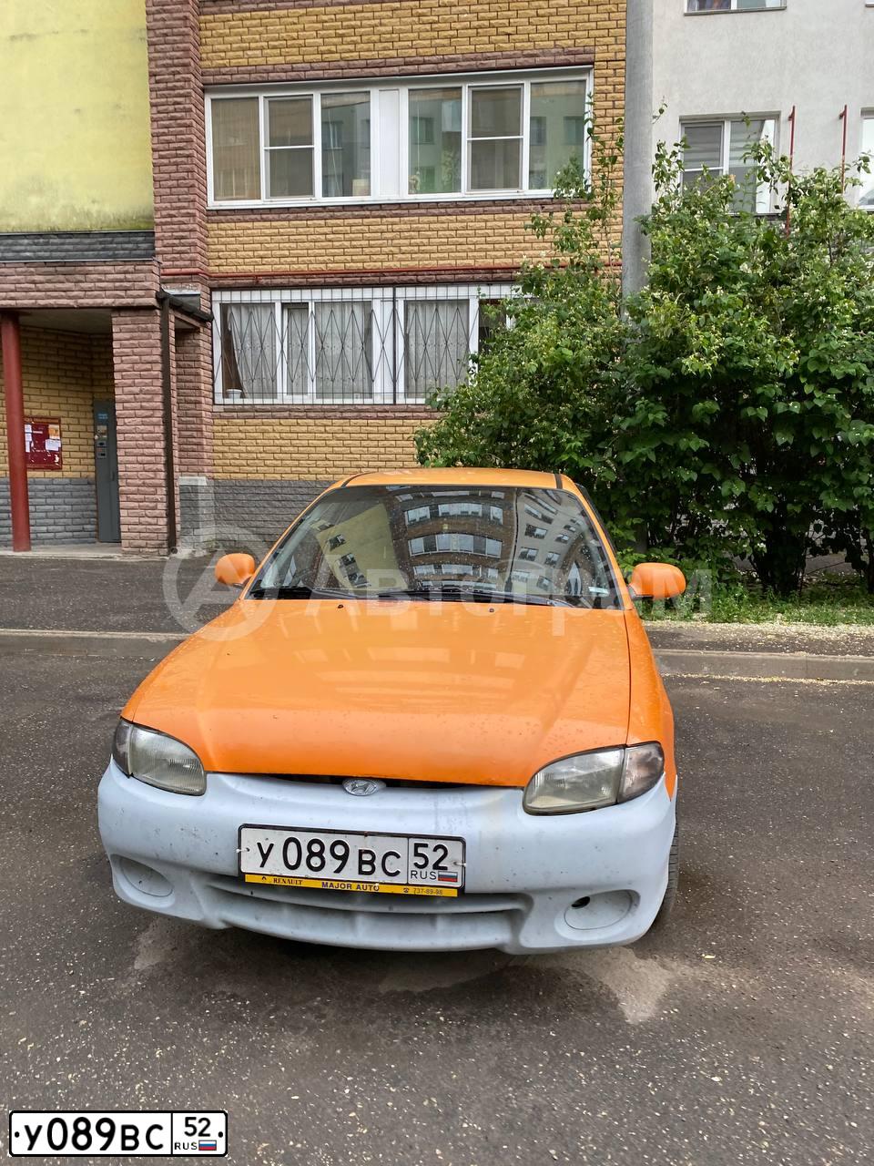 Фото автомобиля HYUNDAI ACCENT, 1998 — госномер У089ВС52. Цвет: ОРАНЖЕВЫЙ