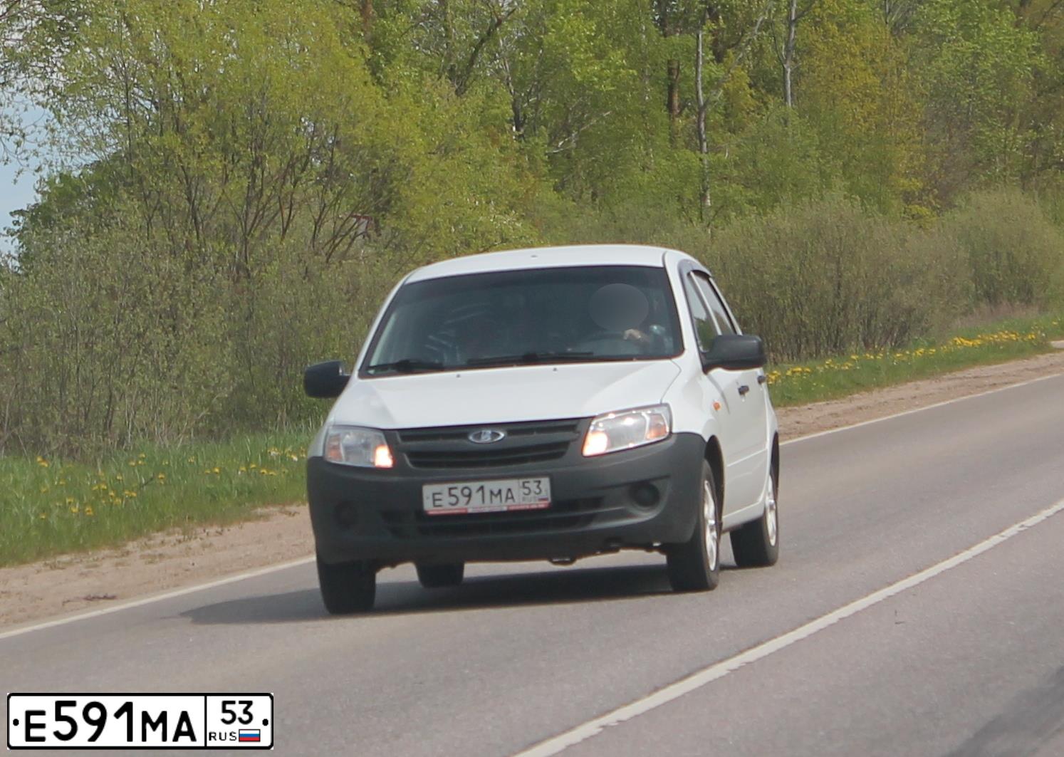 Фото автомобиля LADA 2190 GRANTA, 2017 — госномер Е591МА53. Цвет: БЕЛЫЙ