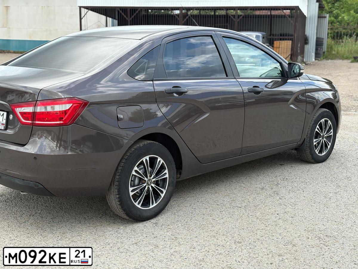 Фото автомобиля LADA VESTA, 2016 — госномер М092КЕ21. Цвет: Коричневый