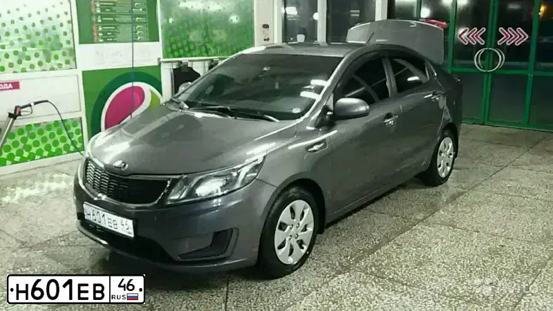 Фото автомобиля KIA RIO, 2013 — госномер Н601ЕВ46. Цвет: Серый