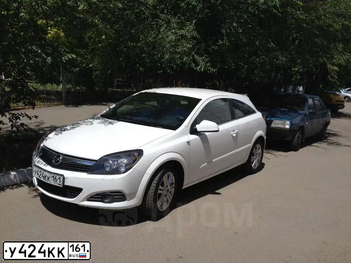 Фото автомобиля OPEL ASTRA, 2010 — госномер Е404УК123. Цвет: Белый