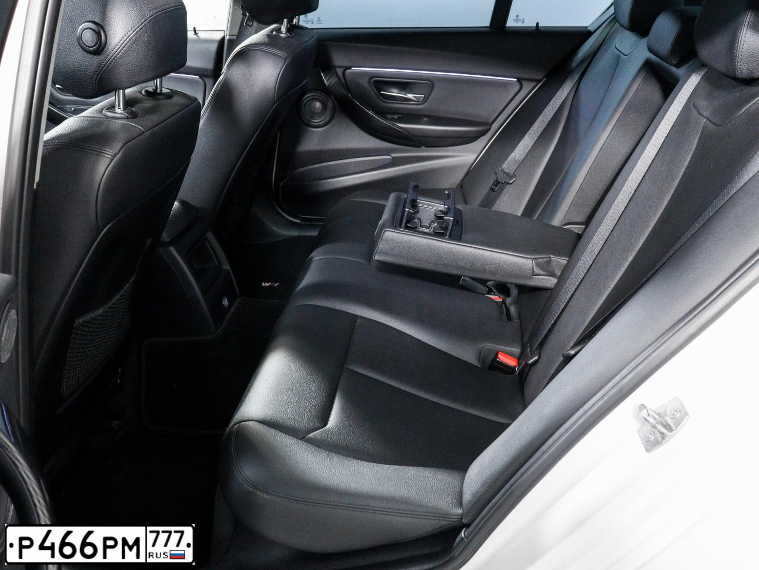 Фото автомобиля BMW 320I, 2015 — госномер А374ЕЕ550. Цвет: БЕЛЫЙ МЕТАЛЛИК