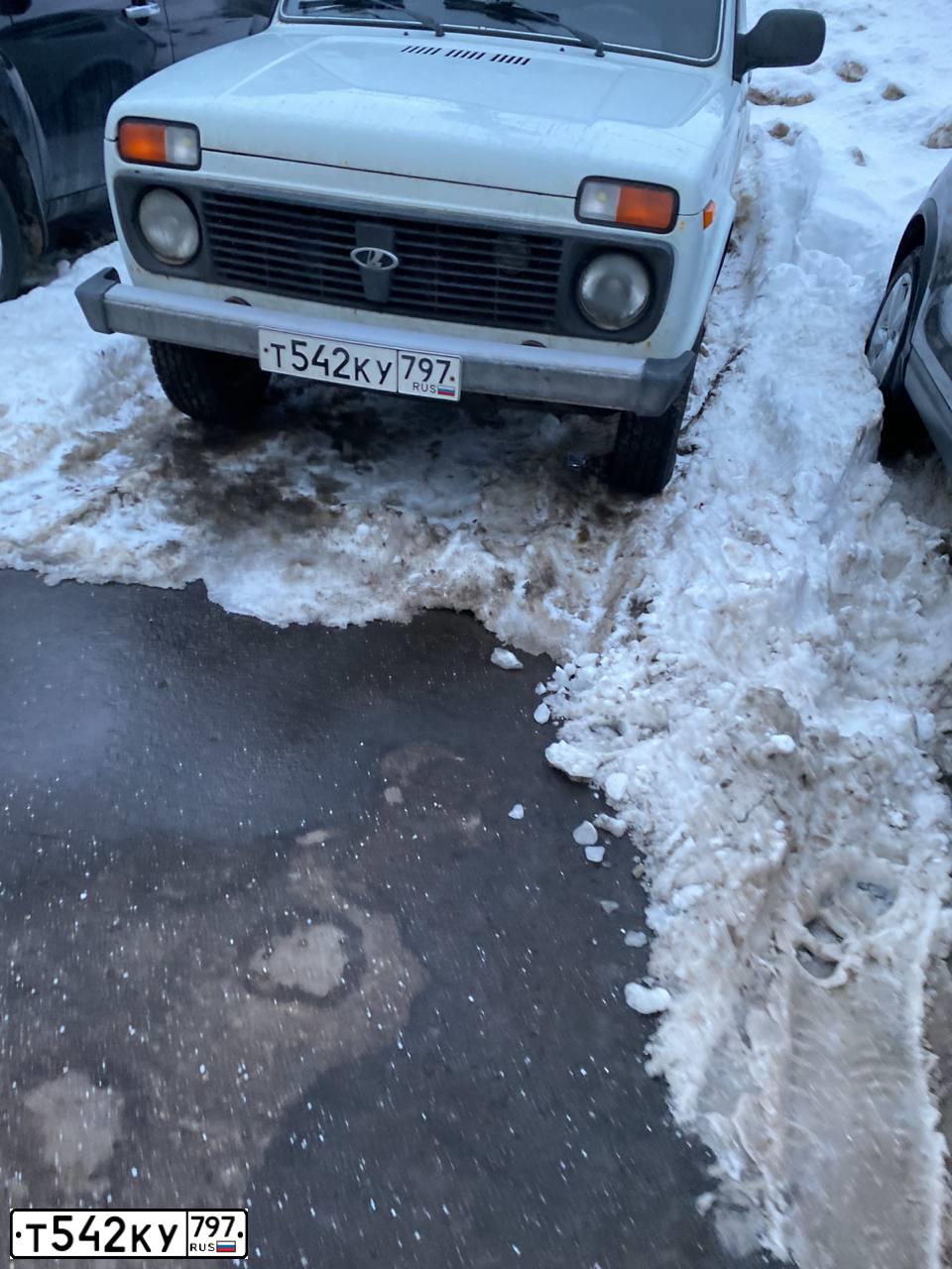 Фото автомобиля LADA 2121 NIVA, 2011 — госномер В615МЕ164. Цвет: Белый