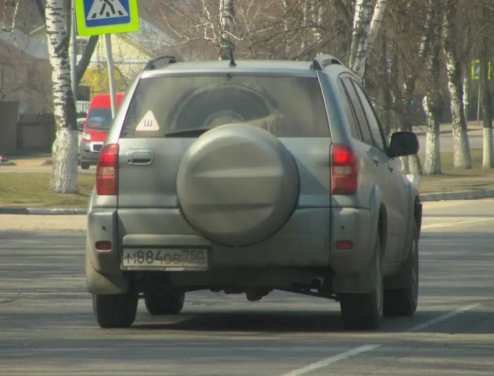 Фото автомобиля TOYOTA RAV4, 2005 — госномер Р441ТР150. Цвет: ЗЕЛЕНЫЙ СВЕТЛЫЙ