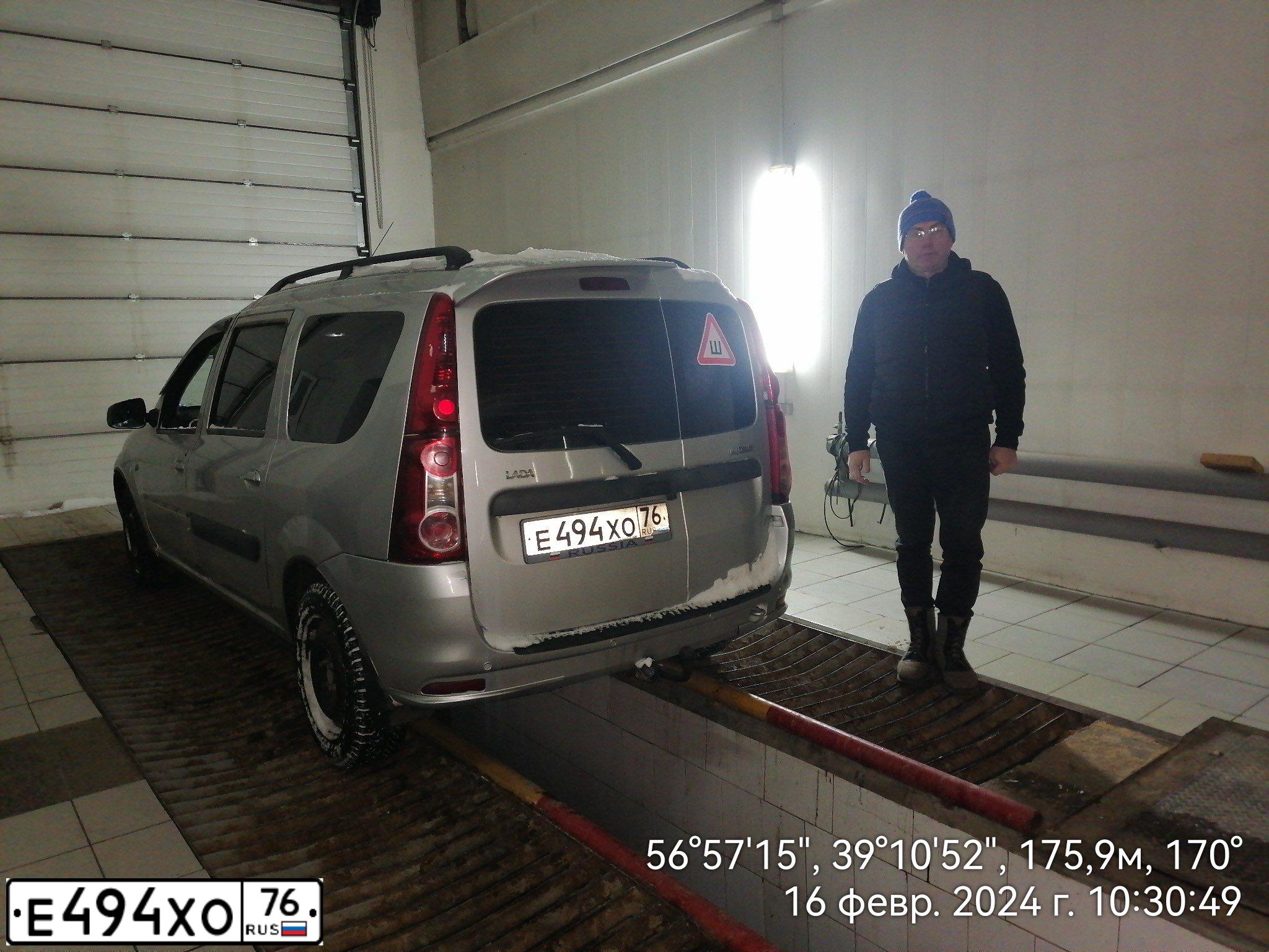 Фото автомобиля LADA LARGUS, 2013 — госномер Е494ХО76. Цвет: Серый