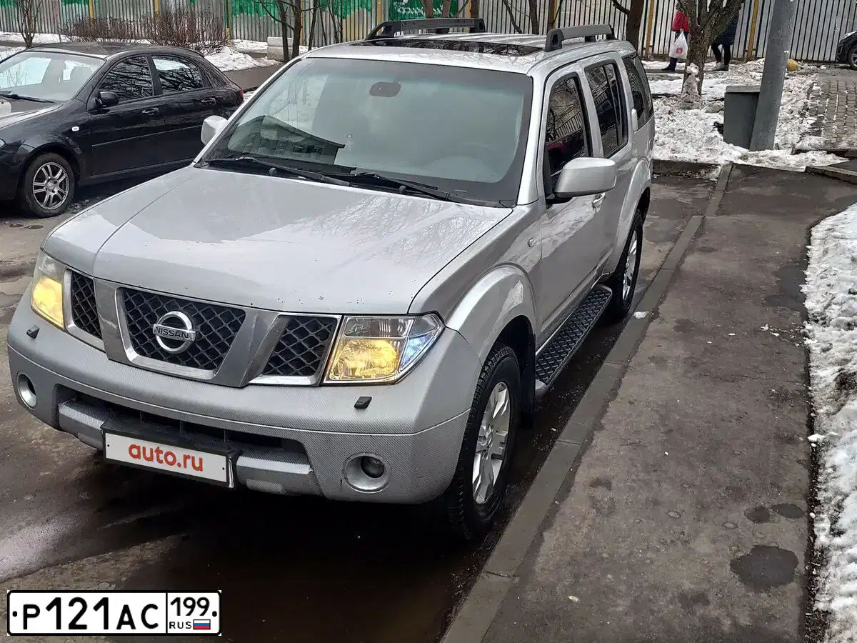 Фото автомобиля NISSAN PATHFINDER, 2007 — госномер Р121АС199. Цвет: Серый