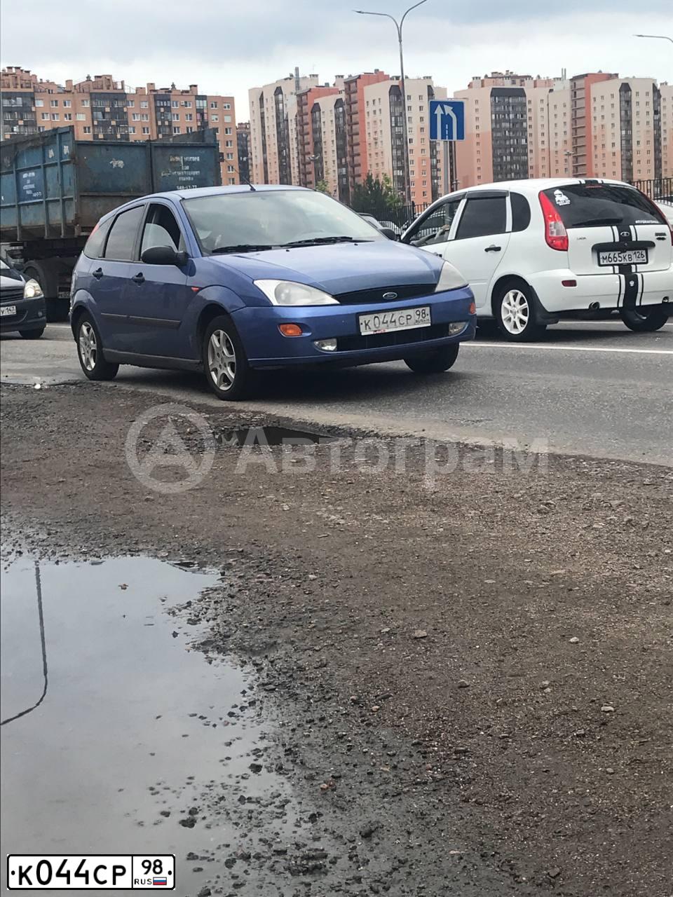Фото автомобиля FORD FOCUS, 1999 — госномер К044СР98. Цвет: СИНИЙ